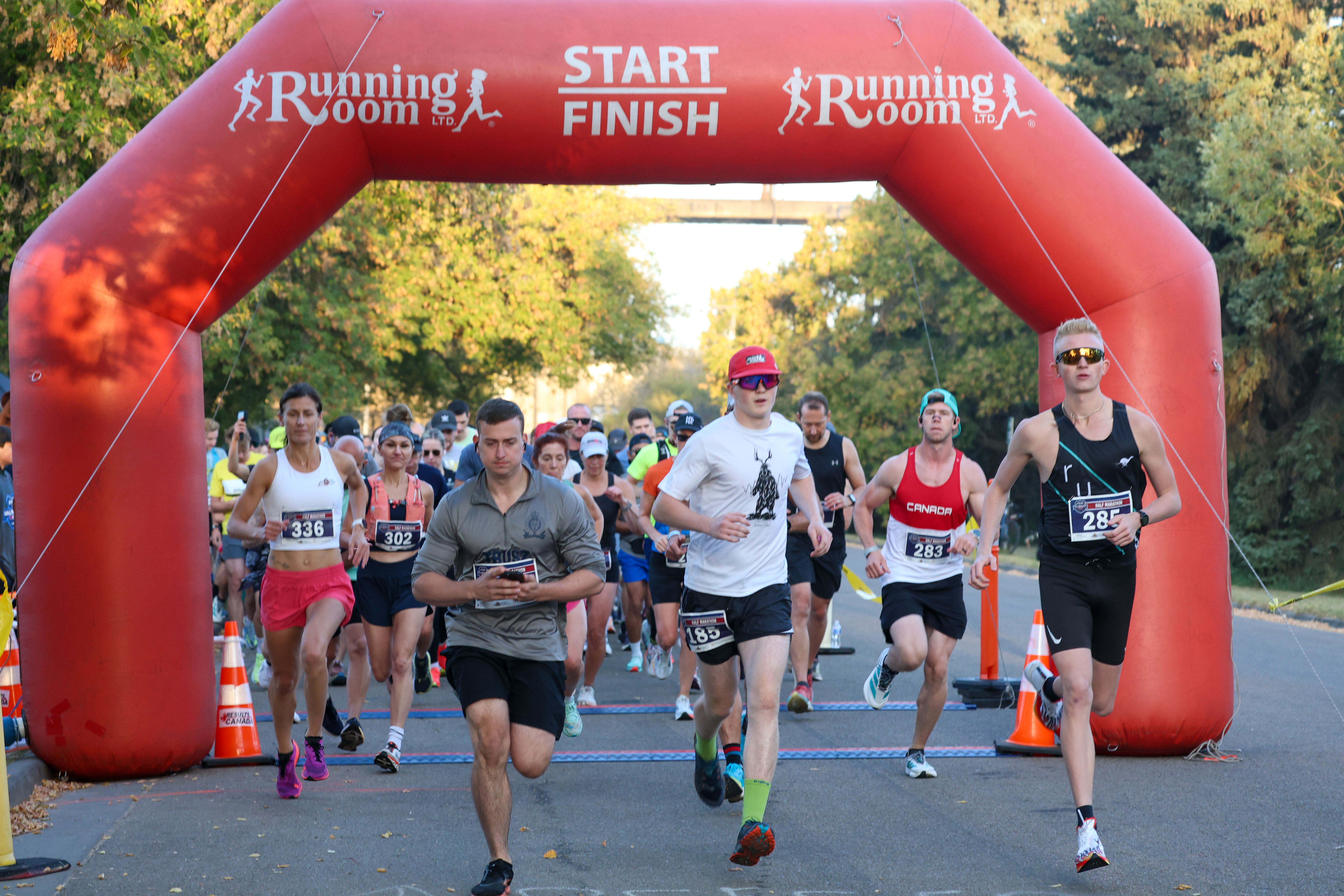 Khu vực start finish trong ng&agrave;y vận h&agrave;nh giải chạy